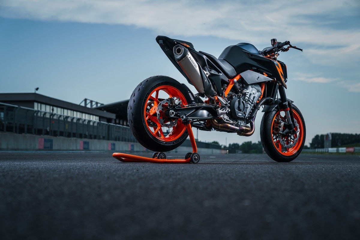 KTM: ecco la nuova 890 Duke R 